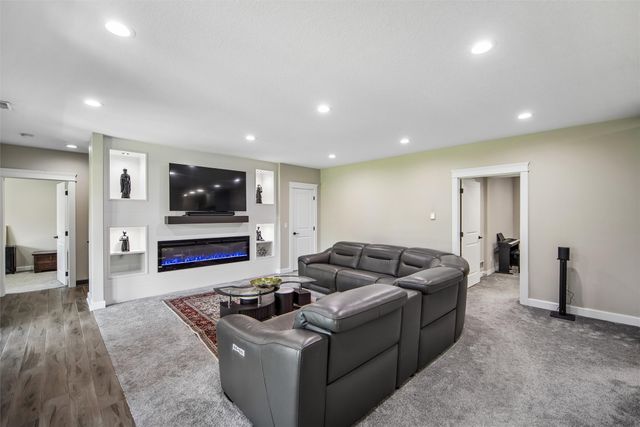 10154 Bolton Place, West Des Moines, IA 50266