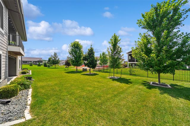 10154 Bolton Place, West Des Moines, IA 50266