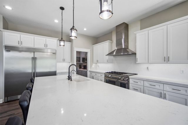 10154 Bolton Place, West Des Moines, IA 50266