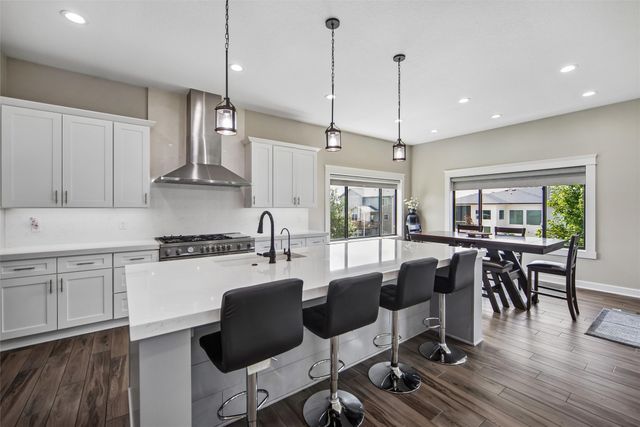 10154 Bolton Place, West Des Moines, IA 50266