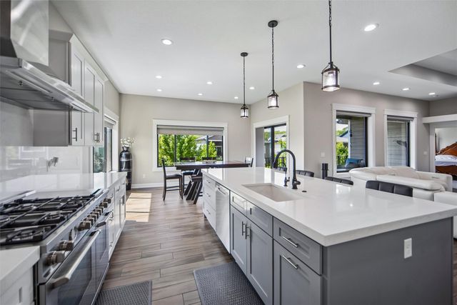 10154 Bolton Place, West Des Moines, IA 50266