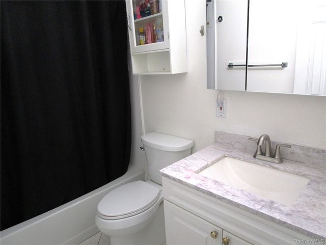 324 Post Avenue 1G, Westbury, NY 11590
