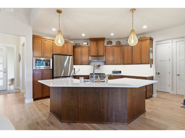 2575 CRESCENT Ave, Eugene, OR 97408