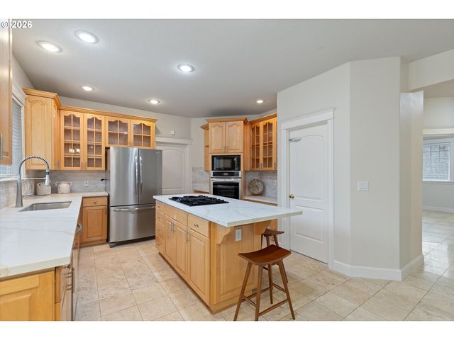 3808 FAIRHAVEN Dr, West Linn, OR 97068