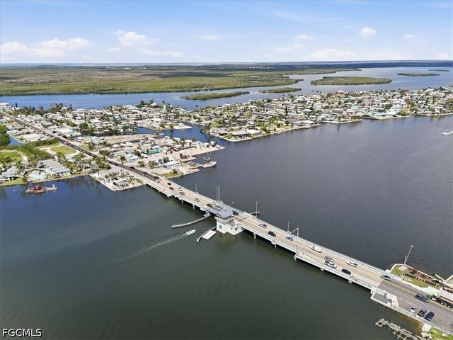 2609 Bayshore DR, Matlacha, FL 33993