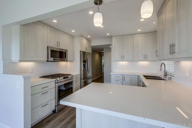 823 Sea Turf Circle, Solana Beach, CA 92075