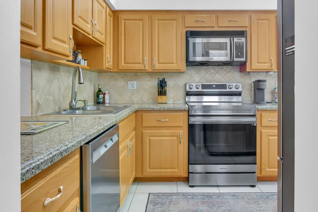 6850 NW 2nd Avenue NW 28, Boca Raton, FL 33487