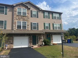 1050 MATTHEW DR, York, PA 17404