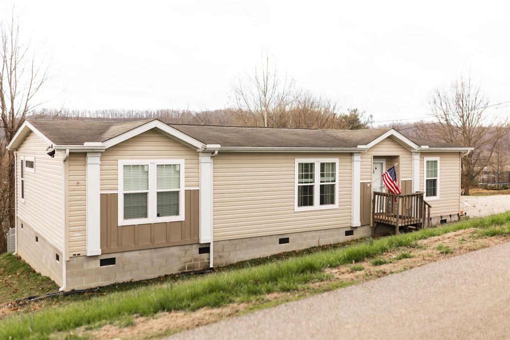 1662 3rd Street, Milton, WV 25541
