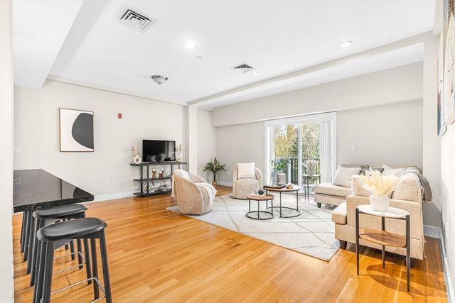 321 Hammond Pond Parkway 103, Brookline, MA 02467