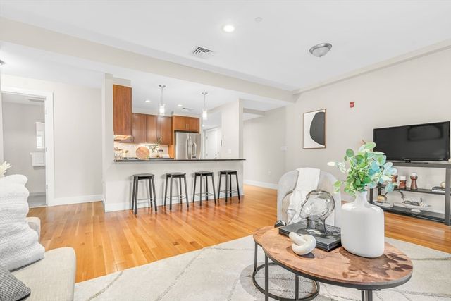 321 Hammond Pond Parkway 103, Brookline, MA 02467