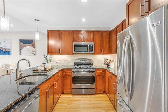 321 Hammond Pond Parkway 103, Brookline, MA 02467