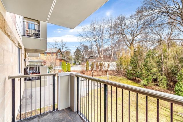 321 Hammond Pond Parkway 103, Brookline, MA 02467