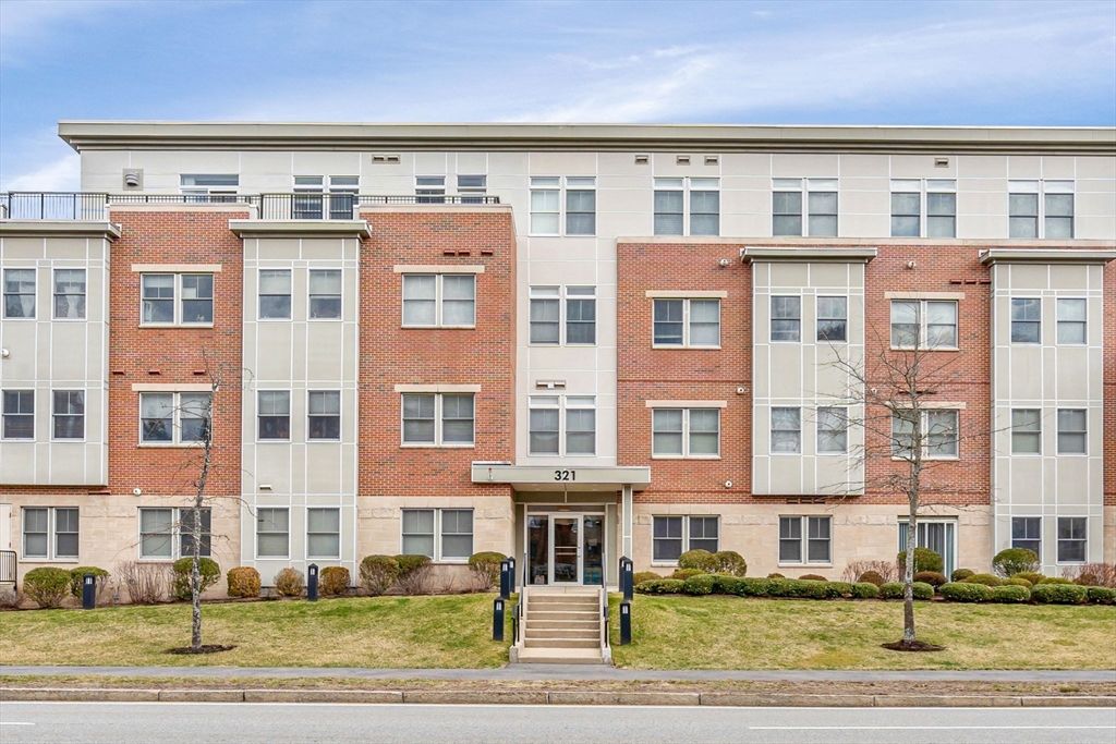 321 Hammond Pond Parkway 103, Brookline, MA 02467