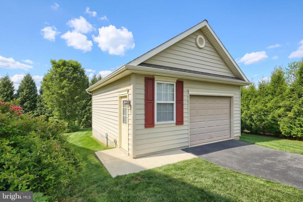 19 REBECCA LN, York, PA 17403