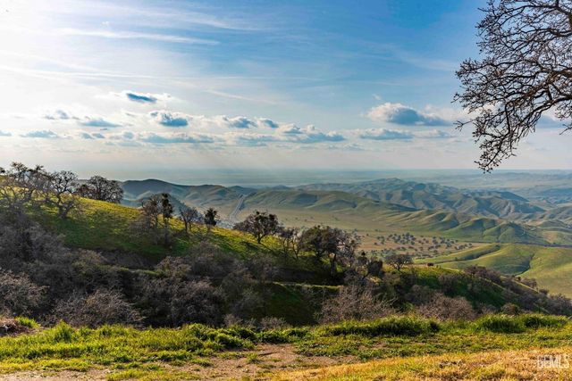 30360 Hart Oaks Drive, Keene, CA 93531