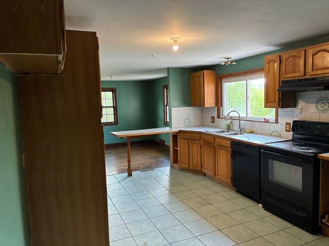 32 White St, Ludlow, MA 01056