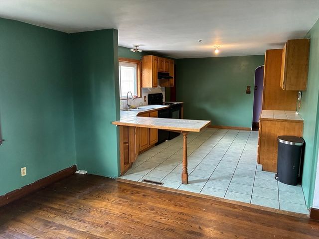 32 White St, Ludlow, MA 01056