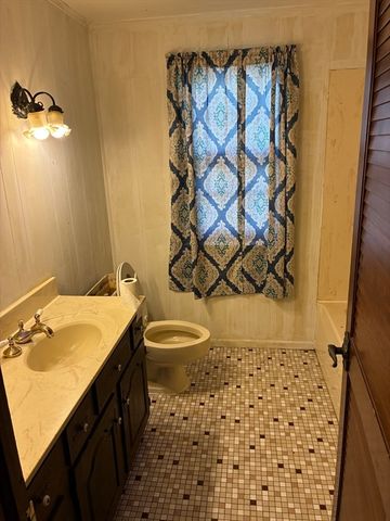 32 White St, Ludlow, MA 01056