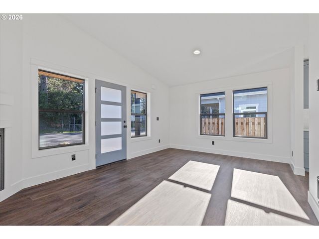 327 Se OAR Ave, Lincoln City, OR 97367