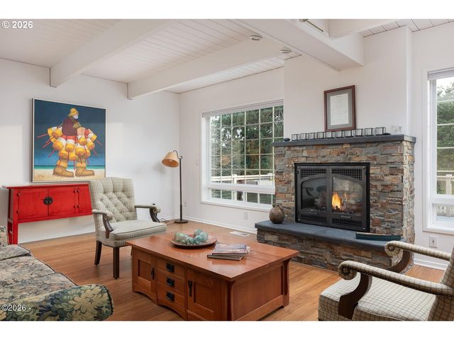 1004 Sw 10th Place, Lincoln City, OR 97367