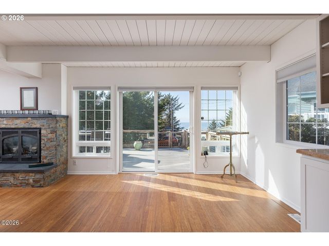 1004 Sw 10th Place, Lincoln City, OR 97367