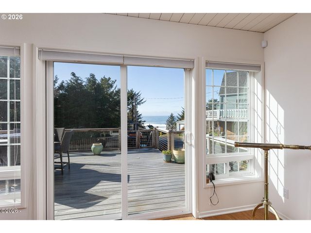 1004 Sw 10th Place, Lincoln City, OR 97367
