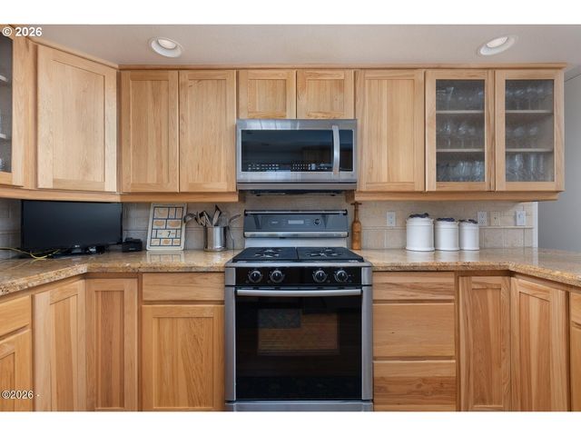 1004 Sw 10th Place, Lincoln City, OR 97367