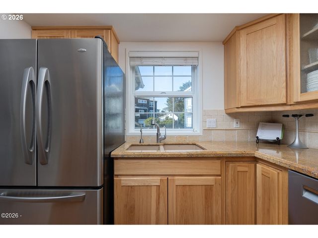 1004 Sw 10th Place, Lincoln City, OR 97367