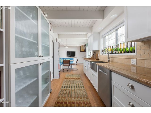 1004 Sw 10th Place, Lincoln City, OR 97367
