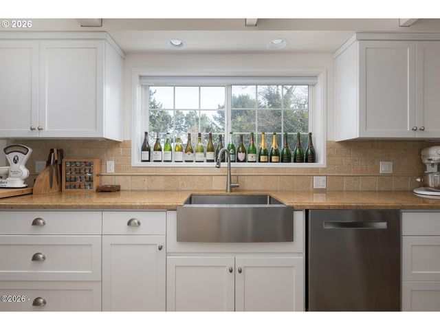 1004 Sw 10th Place, Lincoln City, OR 97367