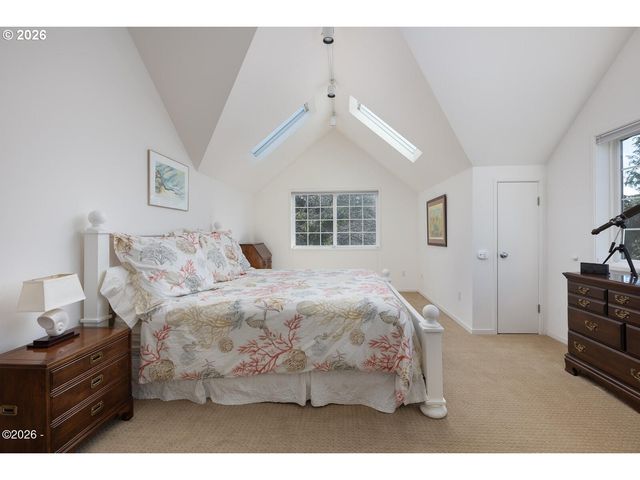 1004 Sw 10th Place, Lincoln City, OR 97367