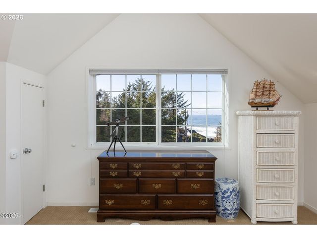 1004 Sw 10th Place, Lincoln City, OR 97367