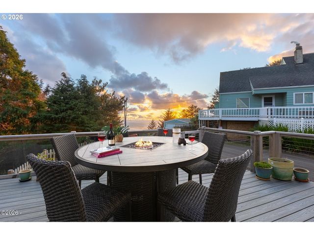 1004 Sw 10th Place, Lincoln City, OR 97367