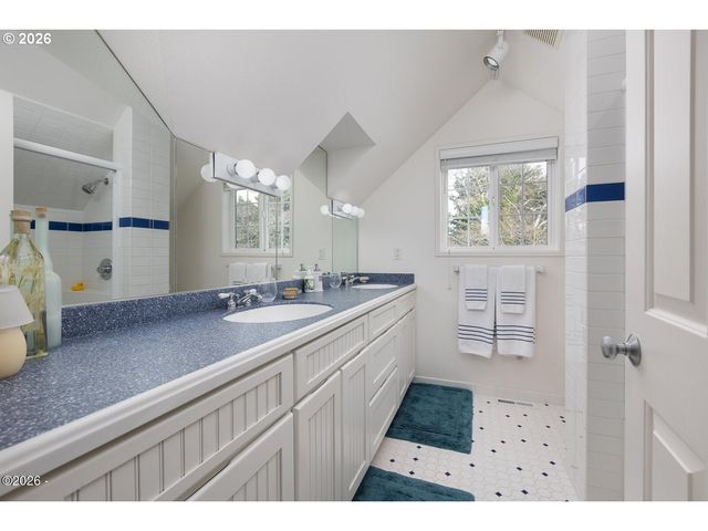 1004 Sw 10th Place, Lincoln City, OR 97367