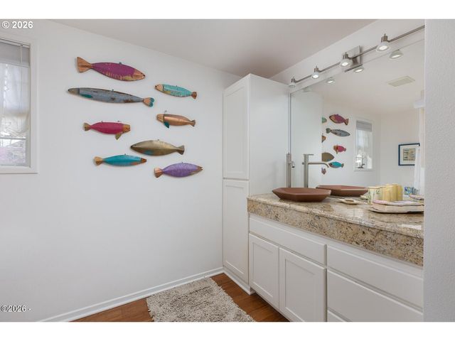 1004 Sw 10th Place, Lincoln City, OR 97367