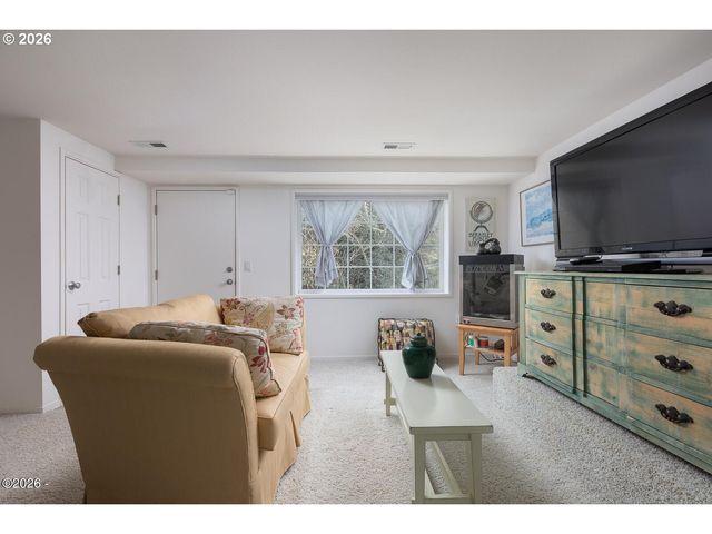 1004 Sw 10th Place, Lincoln City, OR 97367