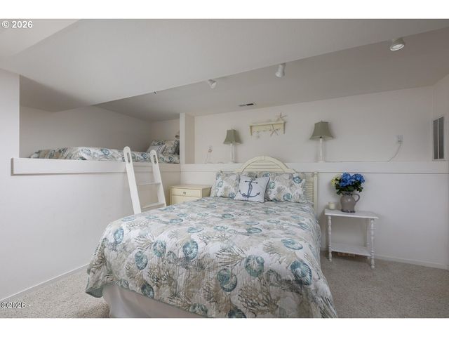 1004 Sw 10th Place, Lincoln City, OR 97367