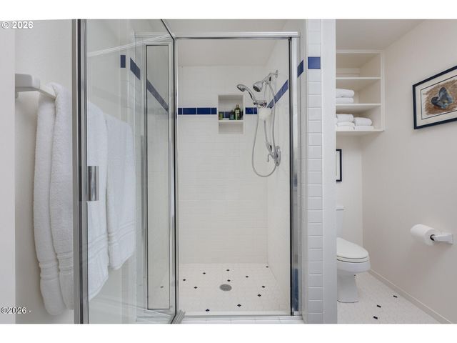 1004 Sw 10th Place, Lincoln City, OR 97367