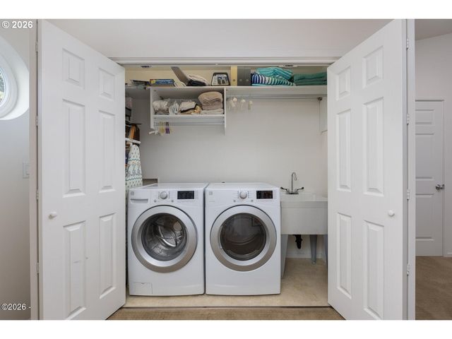 1004 Sw 10th Place, Lincoln City, OR 97367