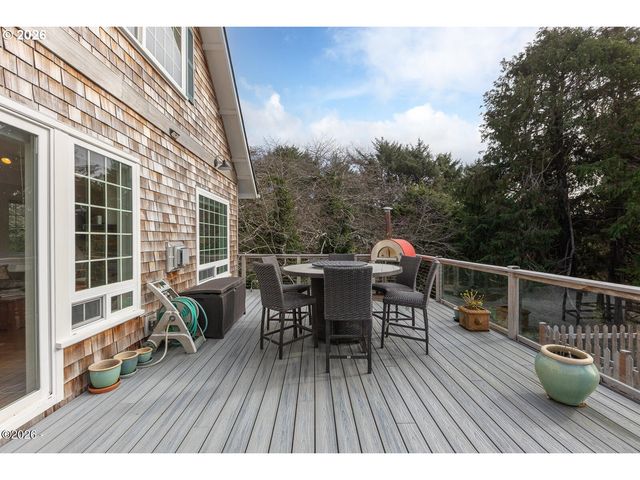1004 Sw 10th Place, Lincoln City, OR 97367
