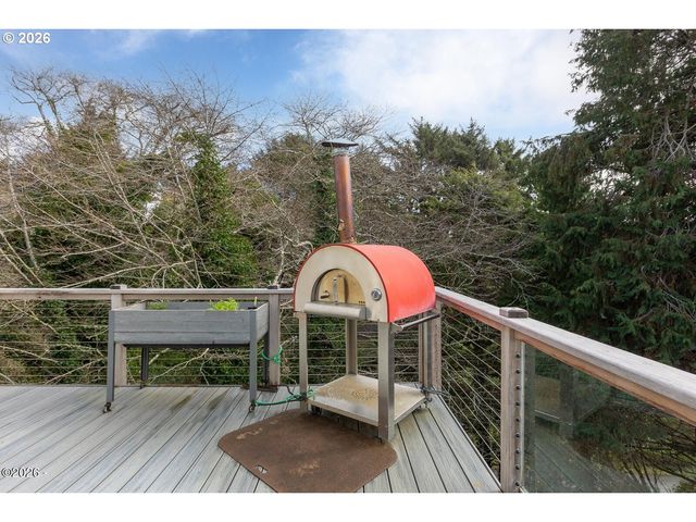 1004 Sw 10th Place, Lincoln City, OR 97367