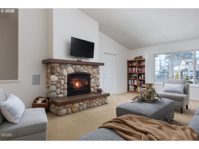 1004 Sw 10th Place, Lincoln City, OR 97367