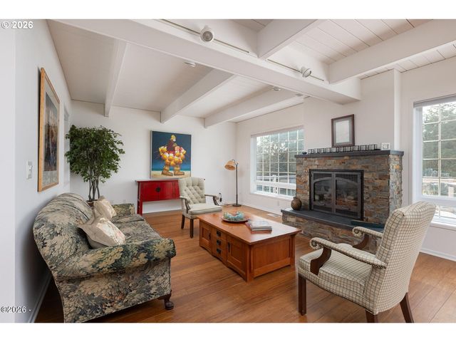 1004 Sw 10th Place, Lincoln City, OR 97367