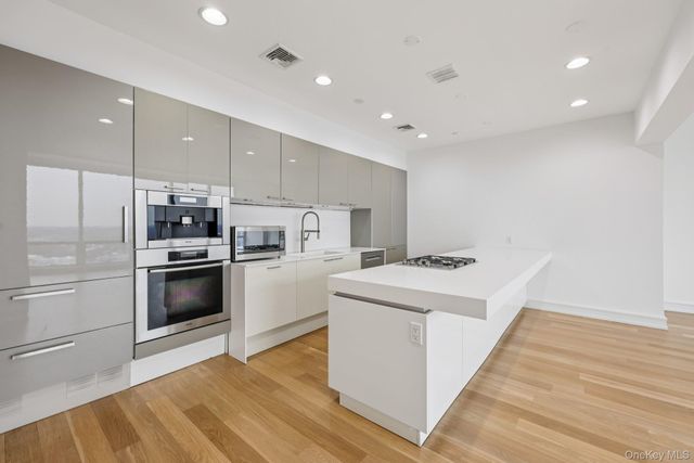 1 Renaissance Square PH5C, White Plains, NY 10601