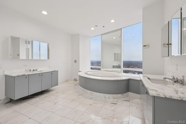 1 Renaissance Square PH5C, White Plains, NY 10601