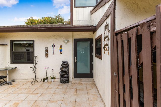 1875 Abbey Road, West Palm Beach, FL 33415