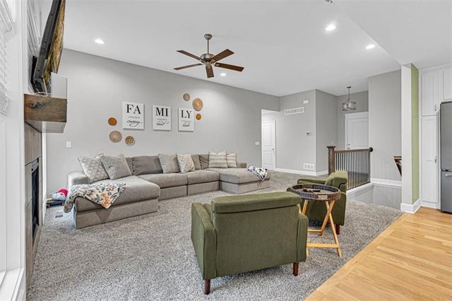 20802 Copper Creek Drive, Peculiar, MO 64078