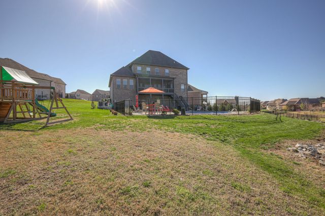 1014 Keeneland Dr, Gallatin, TN 37066