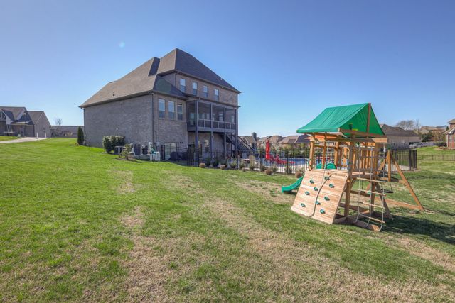 1014 Keeneland Dr, Gallatin, TN 37066